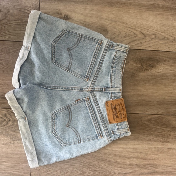 Levi Women’s Jean Shorts - Picture 2 of 2